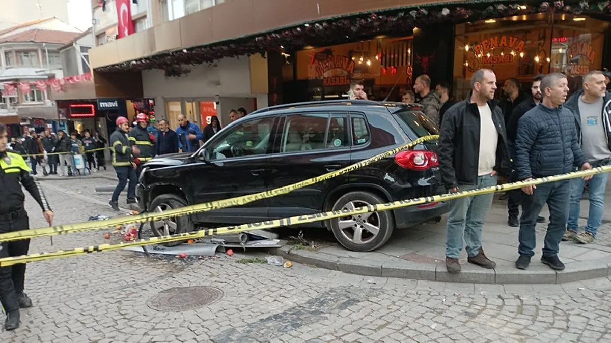 Kocaeli'de korkunç kaza! Kontrolden çıkan araç kaldırımdaki yayalara çarptı: 6 yaralı
