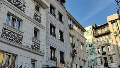 son-dakika-bocek-ailesinin-olumune-iliskin-bir-skandal-daha-otelde-kilitli-kalmislar-servet-bocek-kucaginda-co-1763620842251.jpg (480×272)