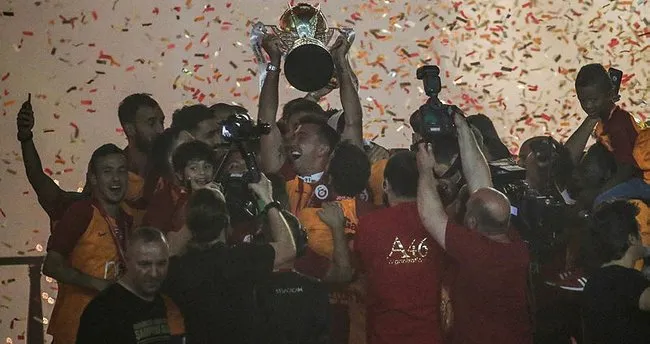 Galatasaray şampiyonluk kupasını kaldırdı
