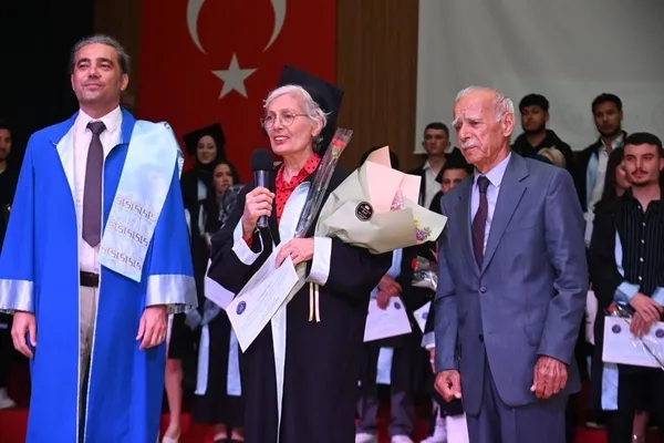 70-yasindaki-universite-bitiren-anneye-diplomasini-dekan-oglu-verdi-1779456767867.jpg