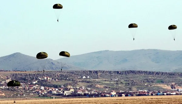 Paraşütçü komandolardan 'Şehitlere Saygı Atlayışı'