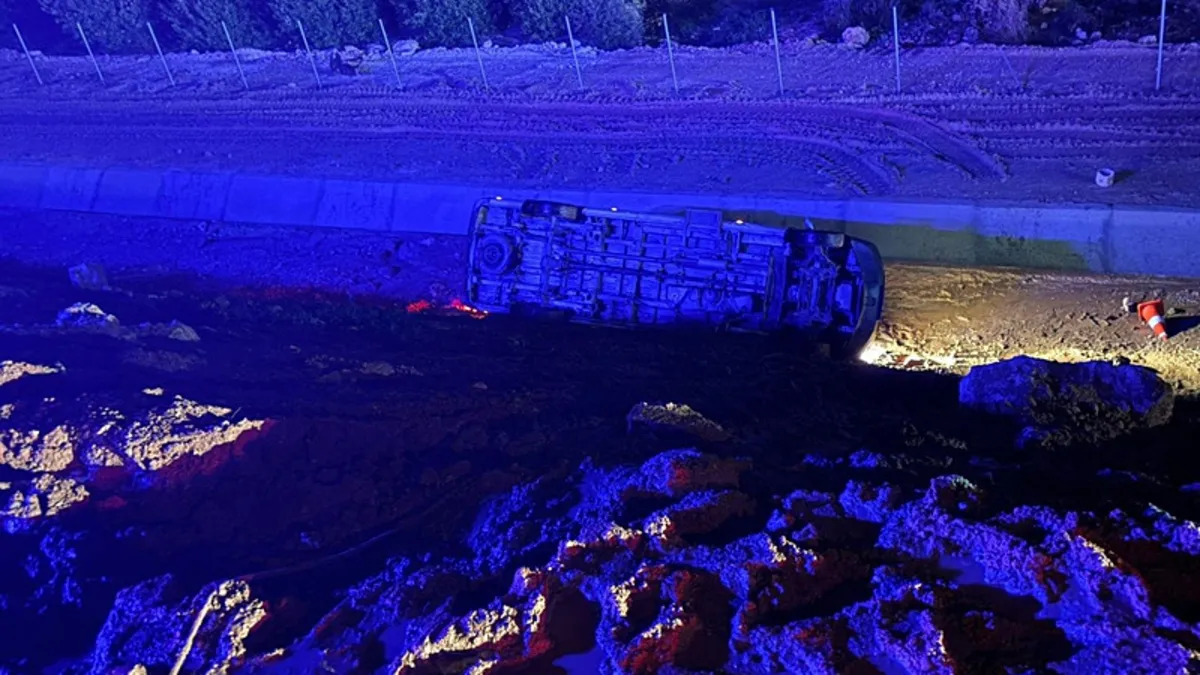 Mersin’de işçi servisi uçuruma yuvarlandı: 13 yaralı! Mersin’de işçi servisi uçuruma yuvarlandı: 13 yaralı!