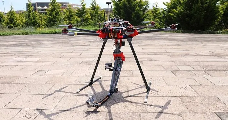 Üniversite öğrencilerinden robot kollu drone