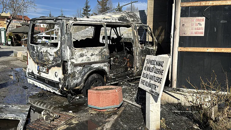 Cami bahçesinde içinde 4 çocuk olan araç alev aldı: Cemaat seferber oldu! Ağlama sesi duydum…