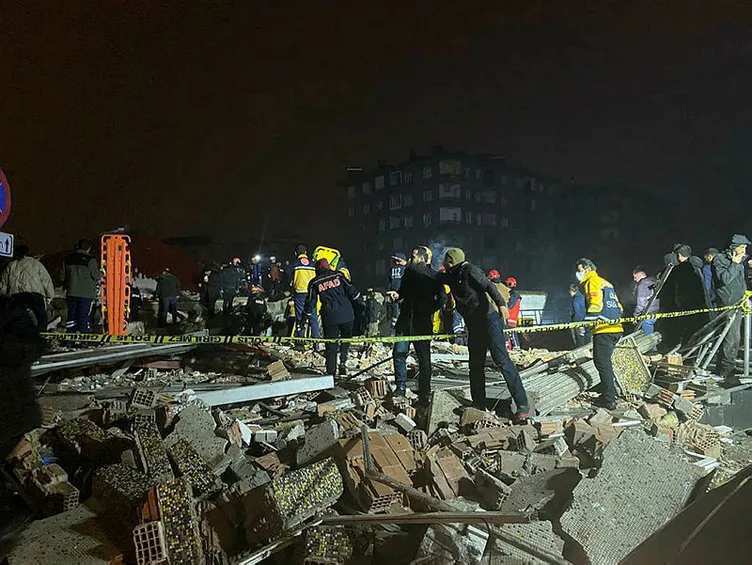 SON DAKİKA: Kahramanmaraş'ta 7.4'lük deprem! Deprem bölgesinden acı haberler peş peşe geliyor