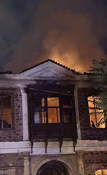 İzmir’de tarihi binada yangın