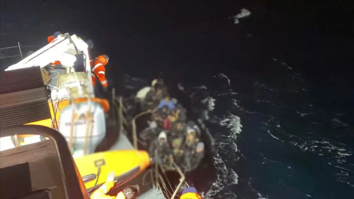 İzmir Dikili açıklarında göçmen faciası: 1 ölü, 7 kayıp İzmir Dikili açıklarında göçmen faciası: 1 ölü, 7 kayıp