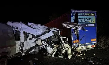 Tarım işçilerini taşıyan minibüs TIR’a arkadan çarptı: 3 ölü, 16 yaralı! #mersin