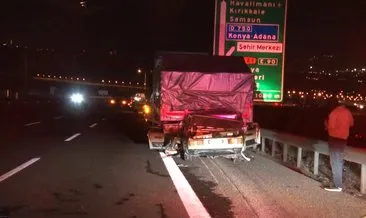 Emniyet şeridinde facia! Otomobil TIR’ın altına girdi #ankara