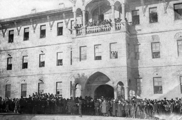 sivasta-100-yil-sonra-ayni-fotograf-karesini-olusturdular-1698587087025.jpg