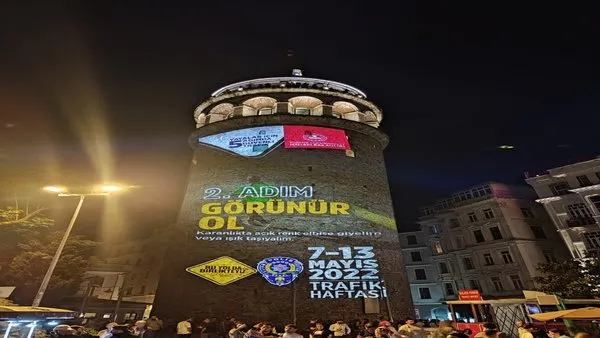 İstanbul’da 'Trafik Haftası' böyle kapandı! Galata Kulesi'ne ‘Güvenli Trafik’ slaytı | Video