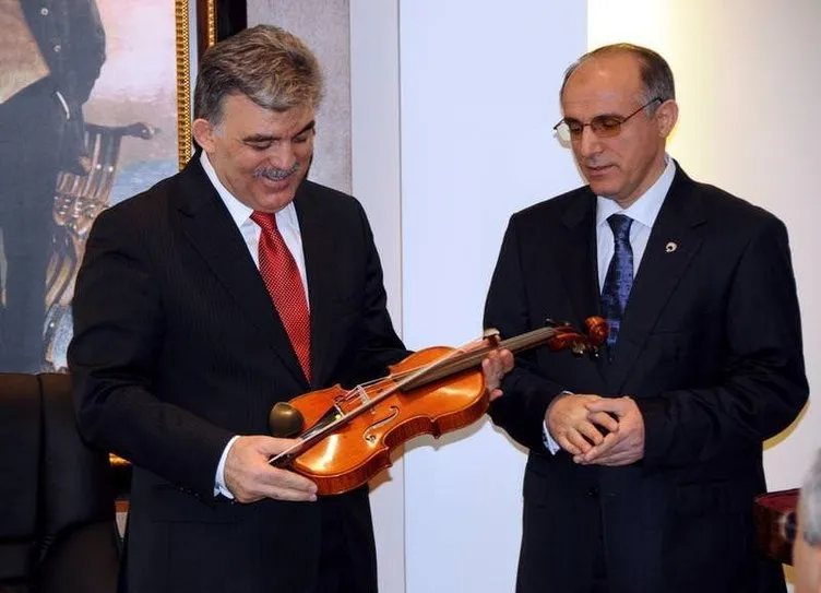Abdullah Gül keman çalmayı denedi