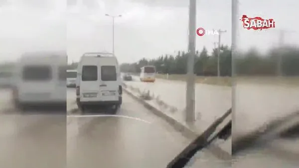 Elazığ’da sağanak yağış sonrası öğrenci servisi çukura düştü, halk otobüsü cadde ortasında kaldı | Video