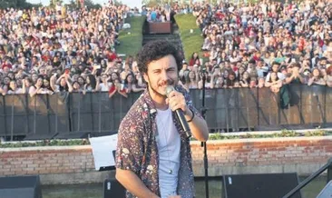 Uçurtma festivalinde sahneye çıktı