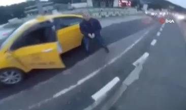 Motosiklet sürücüsüne bıçakla saldıran taksici kamerada