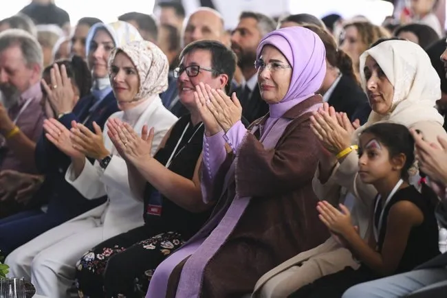 emine-erdogan-koruyucu-aileler-ve-cocuklariyla-bulustugazzenin-cocuklarina-dunya-bir-gelecek-borclu-1725640668682.jpg