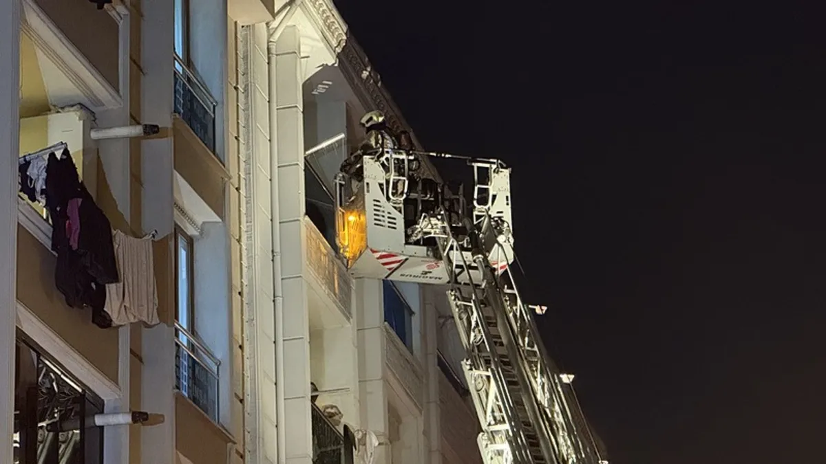 Esenyurt’ta 5 katlı binada yangın paniği! Bina tahliye edildi Esenyurt’ta 5 katlı binada yangın paniği! Bina tahliye edildi