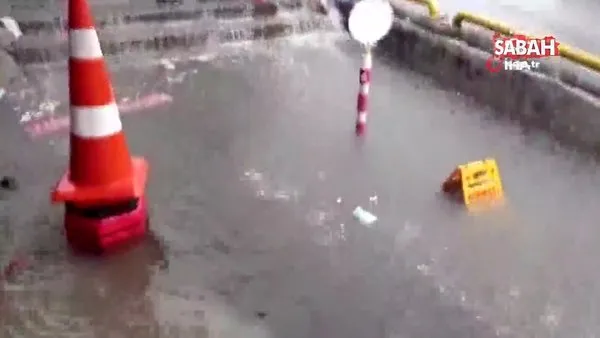 Karaköy'de yağış sonrası dükkanları su bastı, esnaf mahsur kaldı!