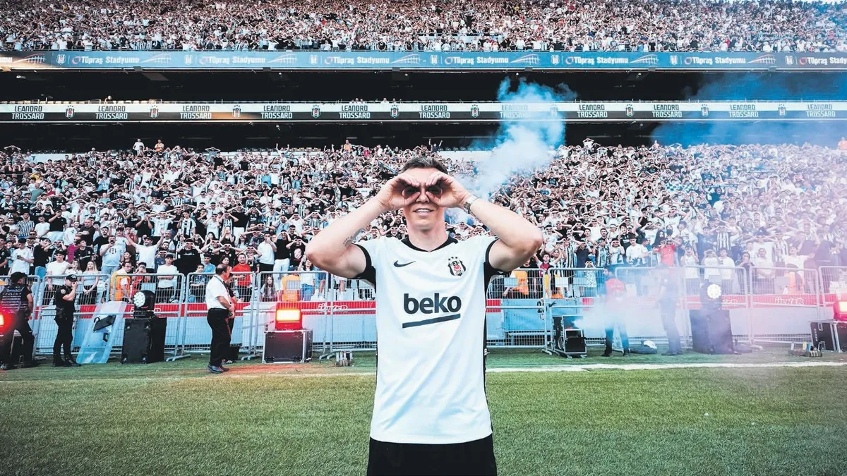 Beşiktaş'ın yeni transferi, taraftarlara seslenirken