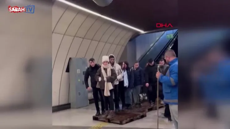 Küçükçekmece’de metrobüs alt geçidini su bastı, yolcular paletlerin üzerinde yürümeye çalıştı | Video