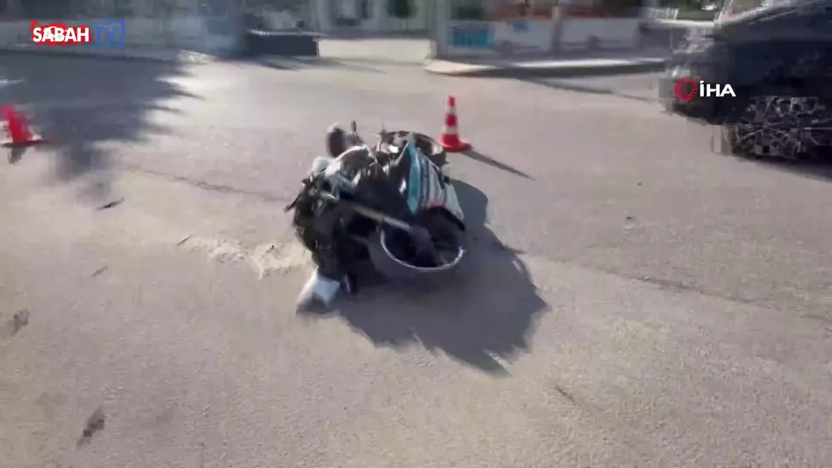 Okul servisine çarpmamak için motosikletten düşüp metrelerce savruldular! Kaza anı kamerada | Video videosunu izle Okul servisine çarpmamak için motosikletten düşüp metrelerce savruldular! Kaza anı kamerada | Video videosunu izle