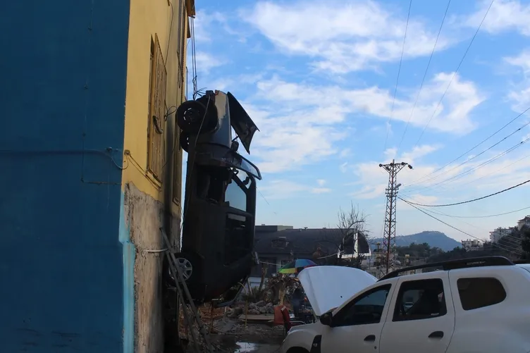 Arabasını binaya astı: Sebebini duyan şaştı kaldı!