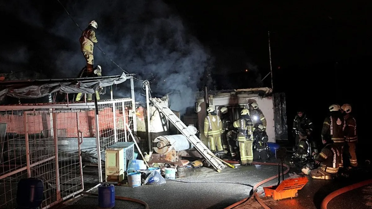 Sultangazi’de iki iş yeri alev alev yandı Sultangazi’de iki iş yeri alev alev yandı