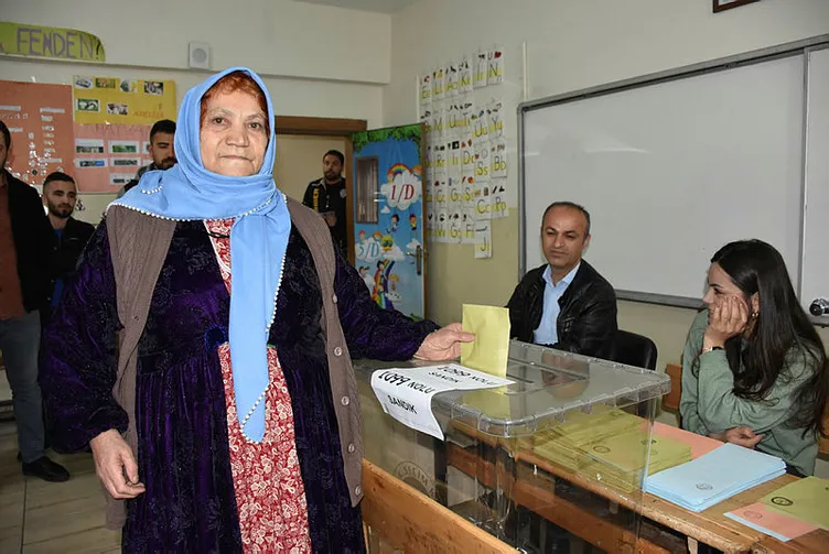 Türkiye sandık başında! 57 milyon seçmen tercihini yapıyor