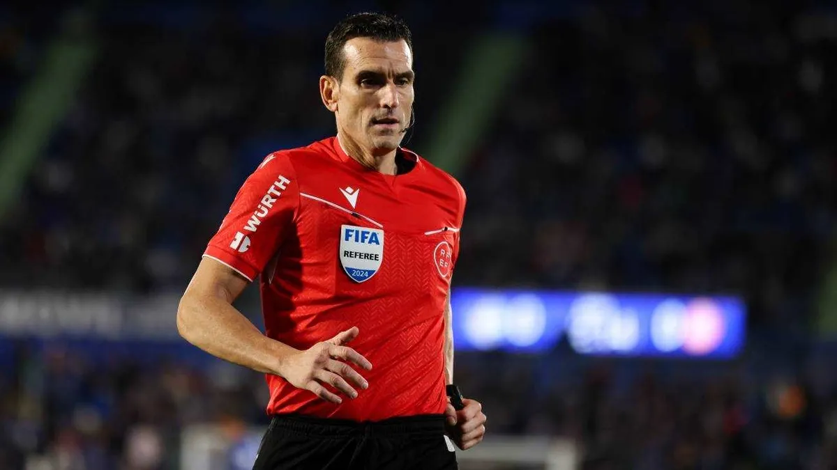 Başakşehir ve Inter Turku futbol takımlarının mücadelesi, hakem Juan Martinez Munuera