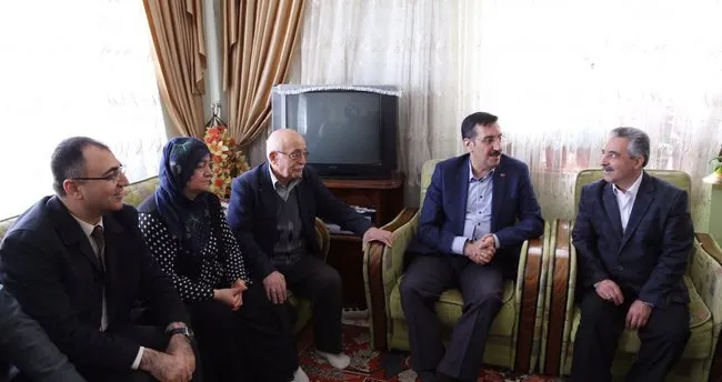 Bakan Tüfenkci şehit ailesini ziyaret etti