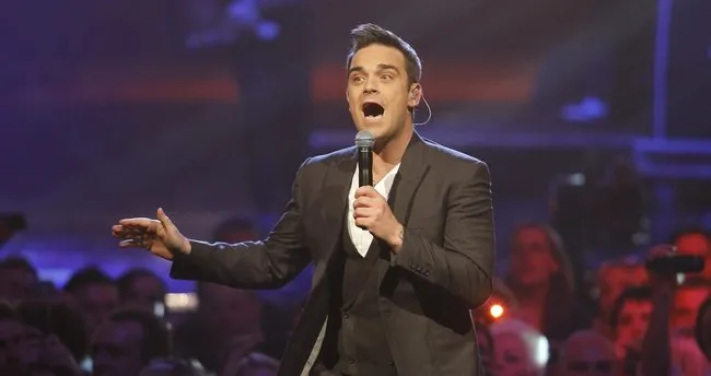 Robbie Williams hayranına dokunduktan sonra ellerini temizledi