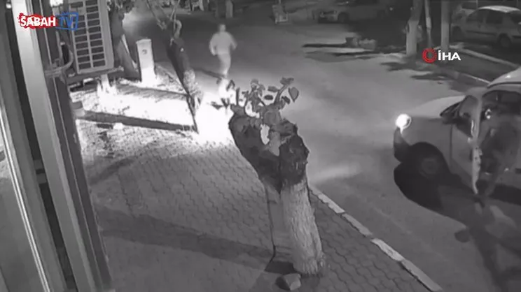 İzmir'de genç kızı sokak ortasında boynundan bıçaklayan cani kamerada!