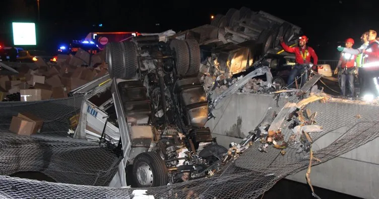 Köprüde asılı kalan TIR’a otomobil çarptı: 1 ölü 4 yaralı