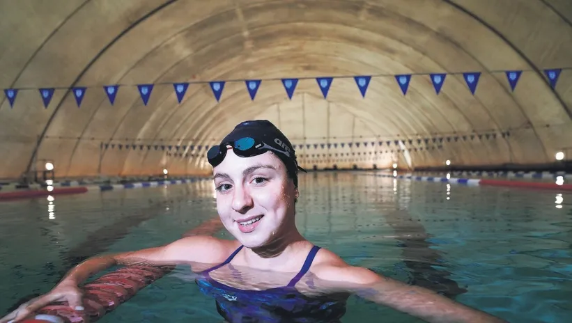 Kırdığı rekorlarla gönüllerde taht kuruyor! Suyun içinde nefes alan 17 yaşındaki Merve’nin başarı hikayesi...