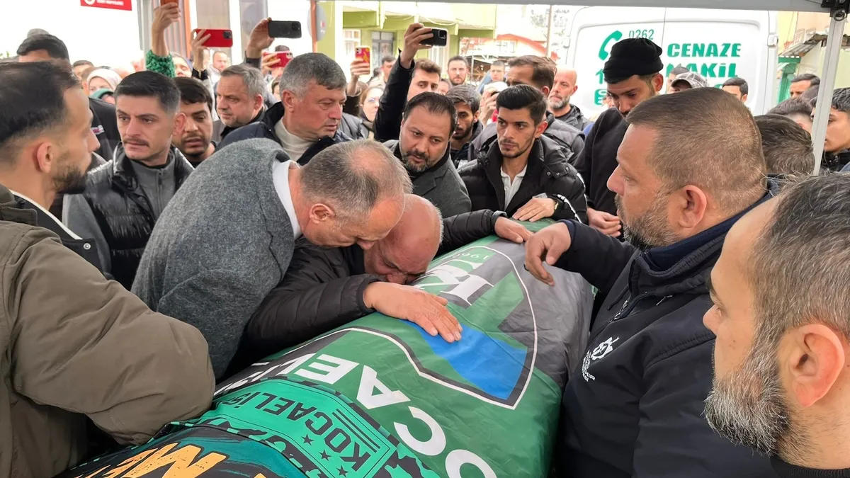 Kocaelispor maçında hayatını kaybeden Harda son yolculuğuna uğurlandı: Acılı babanın feryadı yürekleri dağladı! Kocaelispor maçında hayatını kaybeden Harda son yolculuğuna uğurlandı: Acılı babanın feryadı yürekleri dağladı!