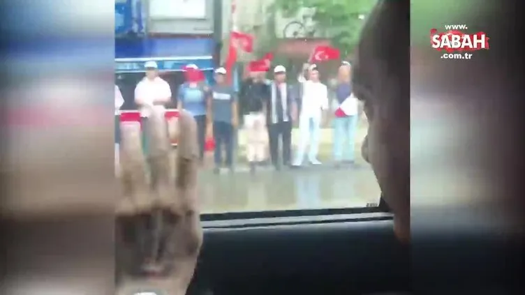 Cumhurbaşkanı Erdoğan, yemin ettikten sonra yolda kendisini bekleyen vatandaşları aracının içinden böyle selamladı