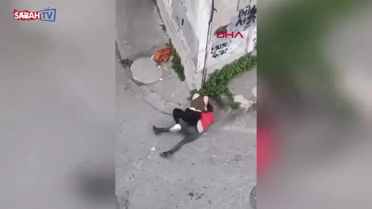 Bıçakla saldıran adamın başında şişe kırdı | Video