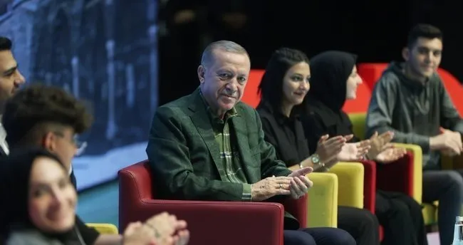 Başkan Erdoğan’dan gençlere peş peşe müjdeler! Vergisiz cep telefonu, ücretsiz internet, faizsiz kredi...