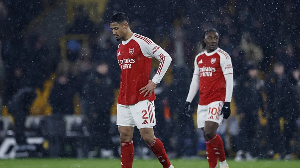 Lider Arsenal, son sıradaki rakibine takıldı Lider Arsenal, son sıradaki rakibine takıldı