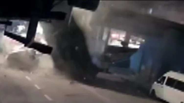 Şanlıurfa’da feci kaza! Freni boşalan kamyonet 7 aracı önüne katıp üst geçitten uçtu: 3 ölü 26 yaralı!