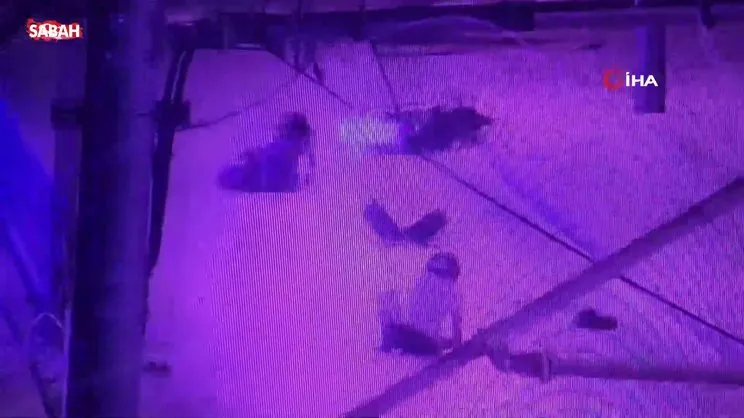 14 yaşındaki ehliyetsiz sürücünün tramvay durağına çarptığı kaza kamerada: 2 yaralı | Video
