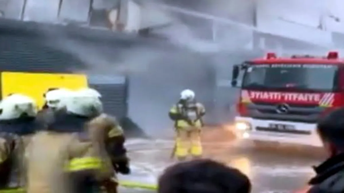 İkitelli Atatürk Sanayi Sitesi’nde çıkan yangın korkuttu İkitelli Atatürk Sanayi Sitesi’nde çıkan yangın korkuttu