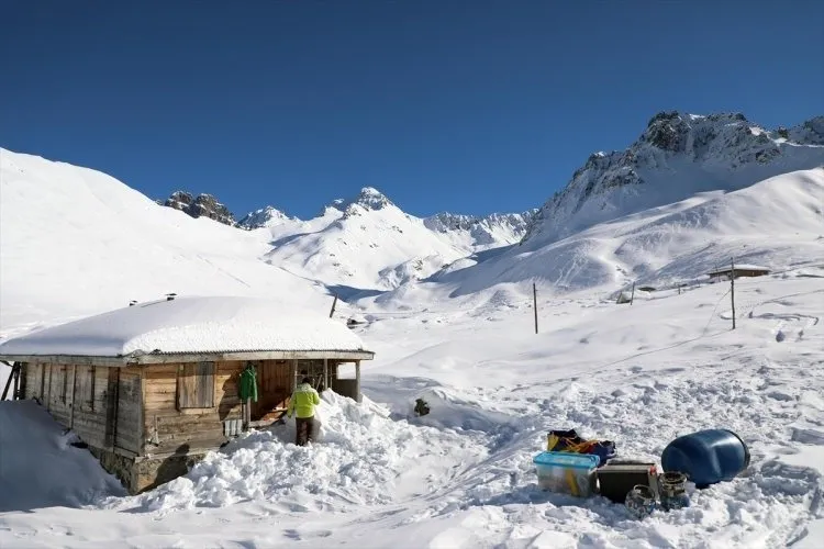 Karla örtülü Kaçkarlar ziyaretçilerini bekliyor