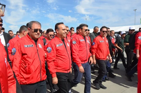 sanliurfada-teknofest-guneydogunun-acilisinda-protokol-urfa-turkuleri-esliginde-halay-cekti-1790791030518.jpg