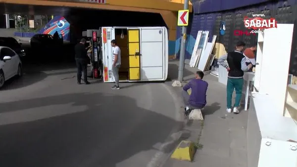 Kadıköy’de alt geçite çarpan kamyonet yan yattı | Video