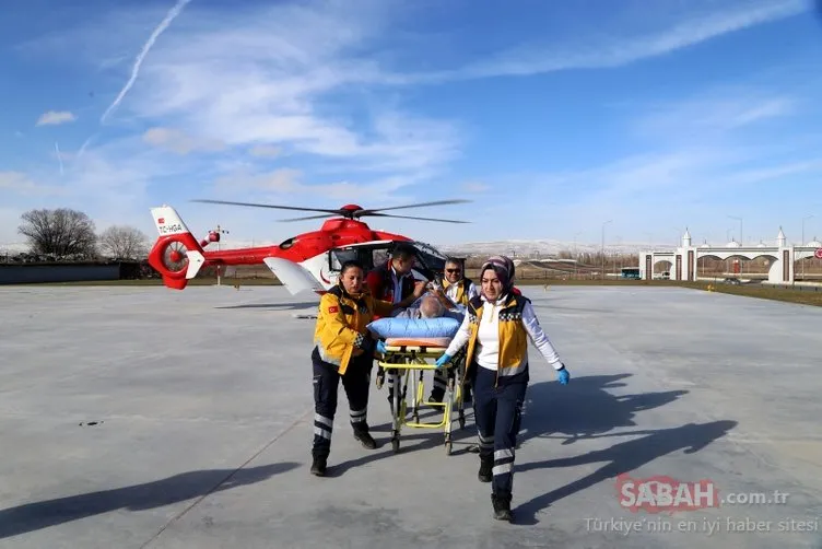 İlk hastasını taşıyan ambulans helikopteri ilgiyle izlediler