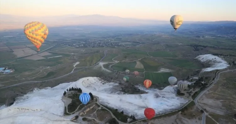 Pamukkale’yi 8 ayda 91 bin ziyaretçi balondan izledi