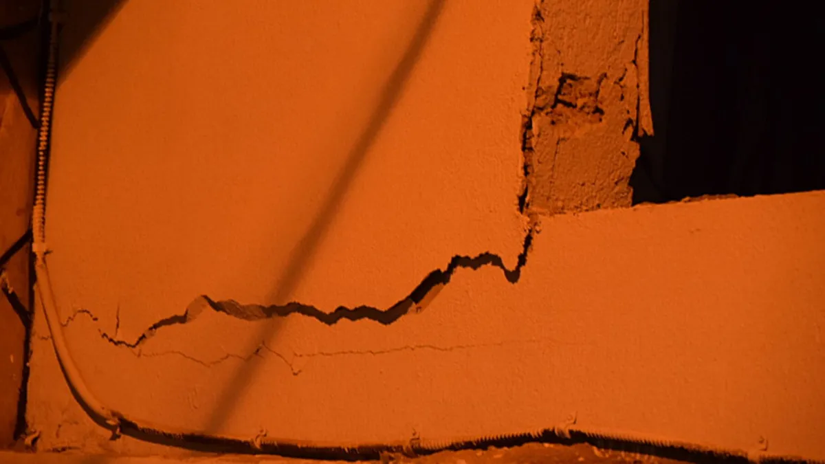 Manisa’da 2 binada çatlaklar oluştu 15 kişi tahliye edildi Manisa’da 2 binada çatlaklar oluştu 15 kişi tahliye edildi