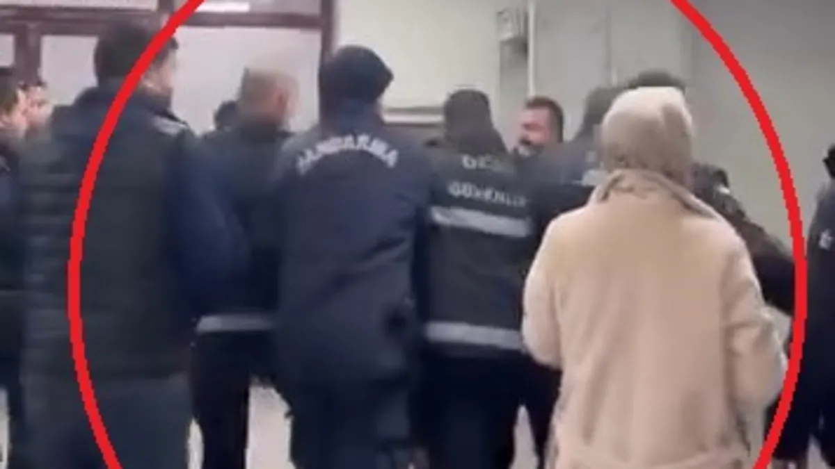 Hastanenin acil servisinde birbirlerine girdiler: Bıçaklı, yumruklu kavga kamerada! 1 yaralı Hastanenin acil servisinde birbirlerine girdiler: Bıçaklı, yumruklu kavga kamerada! 1 yaralı