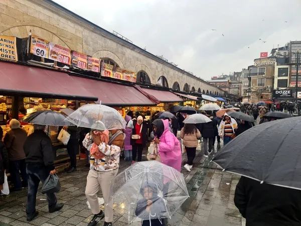 ramazan-ayi-oncesinde-eminonunde-alisveris-yogunlugu-yasandi-1709928925796.jpg